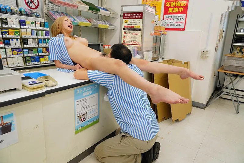 Anh quản lý tống tình tiểu thư ngổ ngáo của chủ cửa hàng tiện lợi
