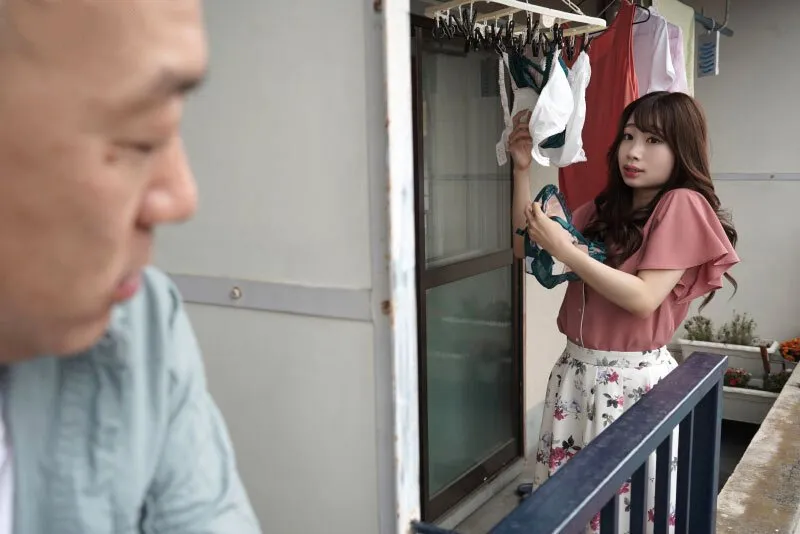 Gã cạnh bên nhà chuyên soi mói và cặp bà xã Người chồng thường xuyên rên la quá to