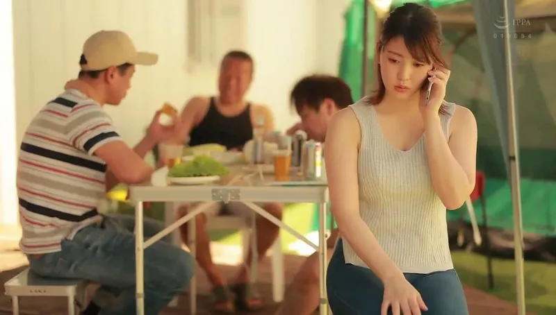 ông chồng khờ để người vợ tham gia sự kiện cắm trại với mấy gã nhà kề bên và cái kết