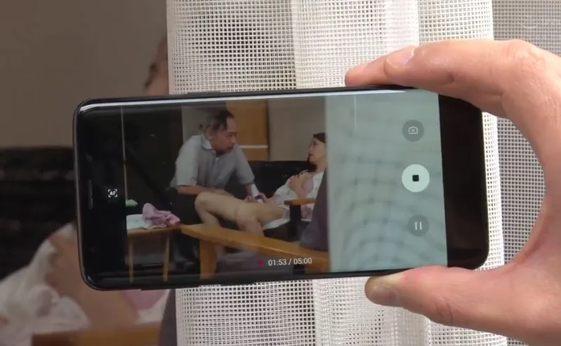Bạn gái của con trai gian díu với bố Chồng yêu bị gã cấp trên khu phố phát hiện